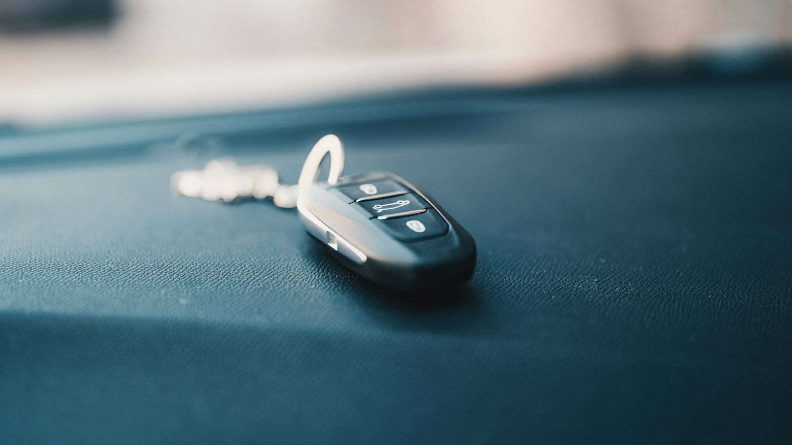 Kluczyk keyless na desce rozdzielczej samochodu