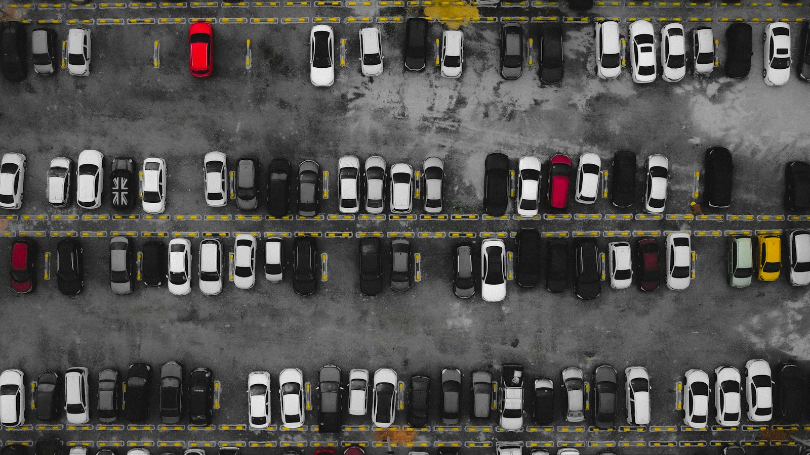 Parking pełen samochodów widziany z góry